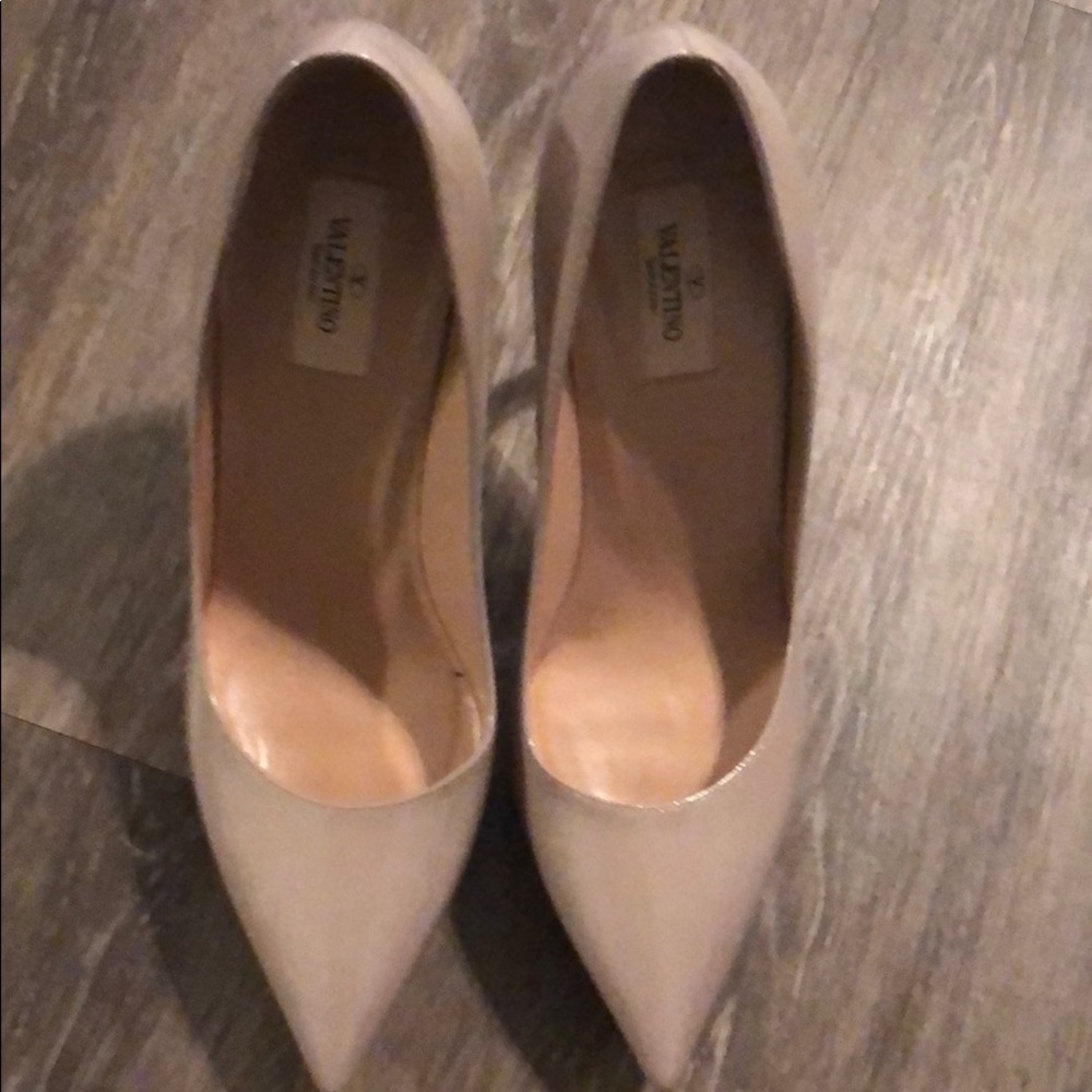 Nude Valentino pumps